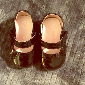 OshKosh Genuine Kids sz 2 black patent Mary Janes